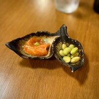 蕎麦おさめ - いつも通りの素敵お通し。
                    青大豆も好きだし、この日は鮭の塩麹漬けが絶品でした！