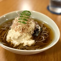 蕎麦おさめ - 大好きな揚げ茄子に湯葉の入る贅沢そばは、幾分しっかりした具材なので、力強い玄挽きで。
                    大好物祭りです(^^)
                    もう少しツユが強くても好みですが、鰹の風味が優しく香って、センスの良さが弾けてます♪