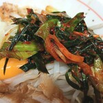 ラーメン二郎 - ここへ来ると必ず入れるニラキムチ。大好きです(笑)ねぎが売り切れだったのは残念....