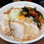 ラーメン二郎 - 念願なる小ぶたでしたが、腹具合などを考えての麺少なめを。普通にしていたらヤバかったかもしれない....