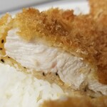 カレーの家 - チキンカツの表情。