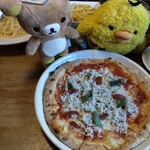窯右衛門 - たっぷりシラスと梅のピッツァとリラックマ、キイロイトリ