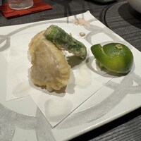 だるま - 天然とらふぐ白子の天ぷら　すだち絞った後に撮りました