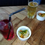 刈谷 肉割烹 門 - 乾杯のドリンク　お通しの鶏マリネ