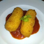 刈谷 肉割烹 門 - カニクリームコロッケオリジナルトマトソース