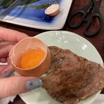 だし家焼肉ゑびす本廛 - 極上常陸牛みすじ　卵黄を包んで食べる