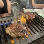 だし家焼肉ゑびす本廛 - 厚切り上タンステーキを焼く