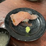 だし家焼肉ゑびす本廛 - 常陸牛にぎり　表面を少し炙る　ひと口で消える