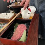 だし家焼肉ゑびす本廛 - 極上常陸牛霜降りリブサーロイン　今回の目玉という意味で目玉オヤジも登場