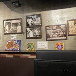 だし家焼肉ゑびす本廛 - 店内　お店の歴史が写真で見れる