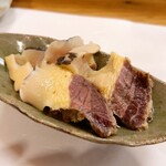 穴子料理と地酒 浅草 川井 - 鯨の畝須を酢醤油で食べる