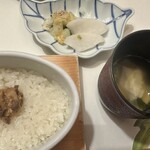 梅の花 - 楕円形の器に、もち米のような少しもちっとした感触のご飯もおいしいです