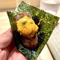 恵比寿 鮨 はつめ - ①マグロの脳天雲丹乗せ