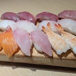 ニューすしセンター - まぐろ、たい、サーモン、はまち、えび(奥から)