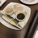 海坊厨 - ホタテを網焼きにしてウニを載せ海苔で巻いて食べます。