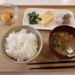 トーコーキッチン - 出汁巻玉子 副菜二品 豚汁 ご飯　生卵