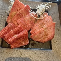 焼肉 いのうえ 国分寺店 - いのうえ盛合わせ　左からカルビ、限定ロース、トモサンカク