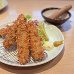 お魚処 うおとも - ・いわしフライ　¥770
      コチラも衣がとにかく軽くサックサク
      中の身はふわっふわかつジューシー
      鰯の旨みがコレでもかと溢れ出します
      入梅鰯恐るべし！
      一番人気のアジフライを超えさらに衝撃の美味しさ！
