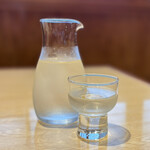 お魚処 うおとも - ・花いちもんめ（辛）　2合　¥715
      　花の友株式会社（千葉県山武市松尾町）
      地元の酒蔵のお酒
      リーズナブルなのに呑みやすくて美味しいそう
      前回は母を送る為に我慢していたので今宵…解禁！