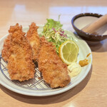 お魚処 うおとも - ・あじフライ　¥935
      My Best of あじフライ健在！
      添えられたタルタル、すり胡麻ソース、醤油…
      どれで食べても美味いのです！
      たっぷり千キャベ＆ゴマドレまで美味しくて嬉しいな