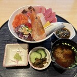 お魚処 うおとも - ・海鮮丼　¥2.420
      ネタは…
      中トロ、タコ、イカ、コハダ、牡丹エビ？
      蒸し海老、黒鯛？、鰹のタタキ、サーモン
      帆立、鰤、赤貝、卵
      特に中トロは上質で絶品！
      新鮮なネタと優しい酢飯のバランスが良き