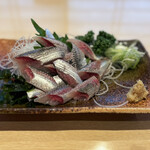 お魚処 うおとも - ・いわし刺身　¥770
      生姜かニンニクを選べたので生姜をチョイス
      鮮度抜群！
      旨みと甘みが強く脂乗りも最高！
      念願の入梅鰯は…
      それはもうたまらない美味しさでした