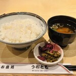 お魚処 うおとも - ・定職　¥440
      各種メニューに付けることができ〼
      シェアしていただきました
      盛りの良いふっくら炊かれた美味しい白米は
      場所柄人気ブランド米の多古米かな？
      ワカメとネギのシンプルなお味噌とお漬物も美味