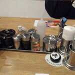 らーめん専門店小川 - 卓上には生にんにくが♪