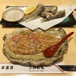 お魚処 うおとも - 上・目ひかり唐揚げ
      丸々とした大きなサイズ
      薄衣のサックリ食感とジューシーさがたまらない
      下・あじのみそたたきなめろう
      木の葉型に整えられた叩き鯵と味噌・生姜の風味が絶妙
      添えられたお酢での味変も良き