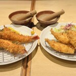 お魚処 うおとも - 右・あじフライ　¥935
      左・有頭エビフライ　¥1.485
      母のリクエストでオーダー
      大きさにびっくり！
      …これは破格なのでは？
      あじフライと同じく軽やかな衣が素晴らしく
      海老のぶりぶり食感も最高！