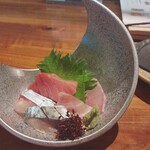 306259836 - お通し  990円 　内容は、本マグロ・シマアジ・ヒメダイ・〆鯖 　お醤油は、アオサ醤油