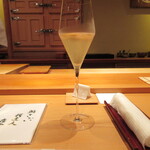 鮨 さかい - グラスに注がれたシャンパンを飲みながら始まりを待つこの瞬間がとても幸せ