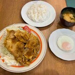 ROKU’S KITCHEN - 豚コマカレー肉大盛り＋目玉焼