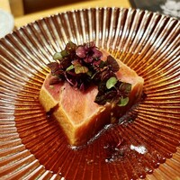 鮨めぐり - 脂の乗った大トロを軽く出汁につけてちょうど良い脂加減