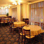中華料理　彩香 - 店内は1F～3Fまであり、2Fは円卓のテーブル席、3Fはお座敷の個室がご用意できます！ 