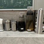 手打ち 蓮 - 卓上の調味料。