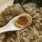 手打ち 蓮 - 奥久慈卵の味玉。絶妙な味付けで黄身の旨味が後追いしてきます。