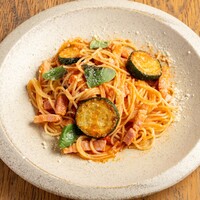 ズッキーニとベーコンのフレッシュトマトパスタ