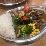 カレーの店 プーさん - 野菜ポークレギュラー、茄子、シメジ、マイタケ、トマト、ブロッコリー、コーン、カリフラワー、パセリ、グリーンピース、ヤングコーン、コンニャク、ズッキーニ、にんじん、豆苗、あとは解らん
