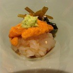神保町 傳 - 【14年5月】ウニと白海老のお造り。添えられているのは花わさび