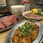 焼肉酒場 スミヨシベース - カウンター狭い　カバンが外か足元なかあ