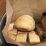 イゼルローンフォートレス - パン屋の二代目のパン盛り合わせ。ちゃんと紙袋で提供されるの偉い！笑