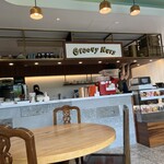 Groovy Nuts Cafe - 赤くて目を惹くアーモンドバター製造機。