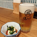 銀座道しるべ - お通し330円、アサヒスーパードライ680円