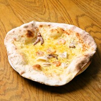 海鮮とクリームのピザ