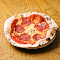 サラミとチーズで埋め尽くしたサラミピザ