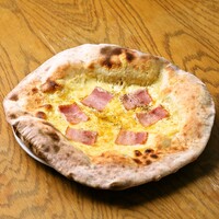 ベーコンとクリームソースのピザ