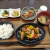凸凹29ごはん(デコチカ) - 豚肉たっぷり甘酢香る酢豚定食 with ジューシーからあげ