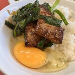 レバニラや金太郎 - ご飯茶碗にレバニラとサービス生卵にタレかけ