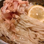 拉麺べんげ - 少なめの昆布水に浸かったつけ麺